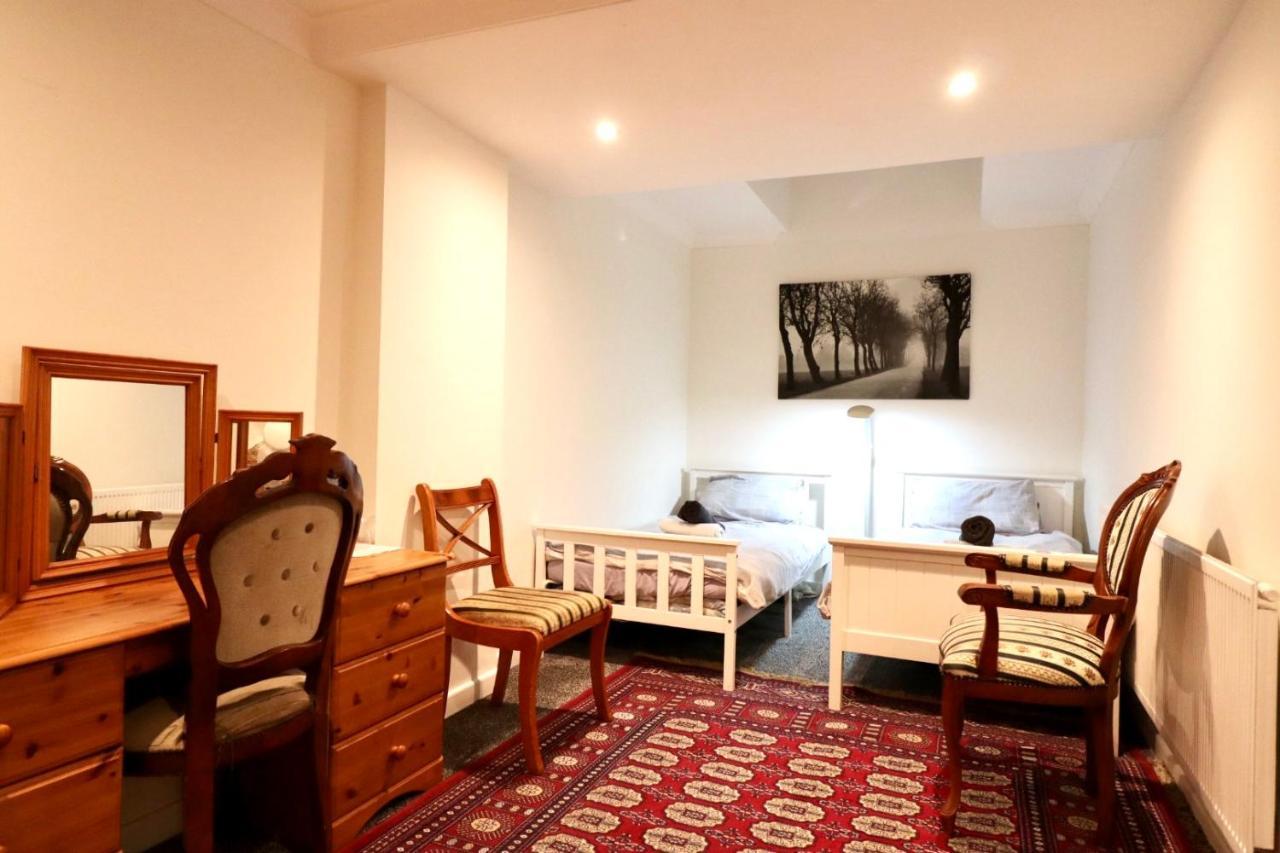 Gazde/Camere de închiriat Twin Earls Court Central - Shared Londra